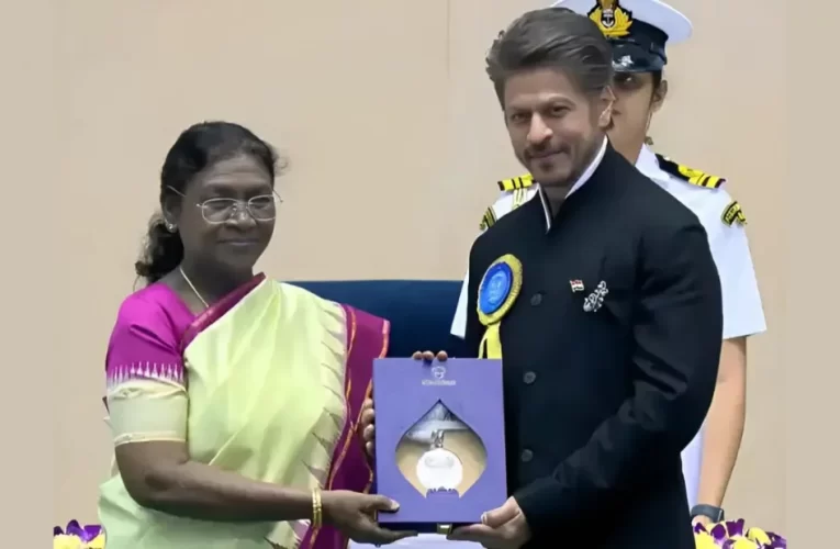 ৩৩ বছরের ক্যারিয়ারে প্রথমবার জাতীয় পুরস্কার গ্রহণ করলেন শাহরুখ